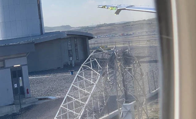 Havaalanında ilginç kaza! THY Boeing 777 uçağının kanadı direğe çarptı